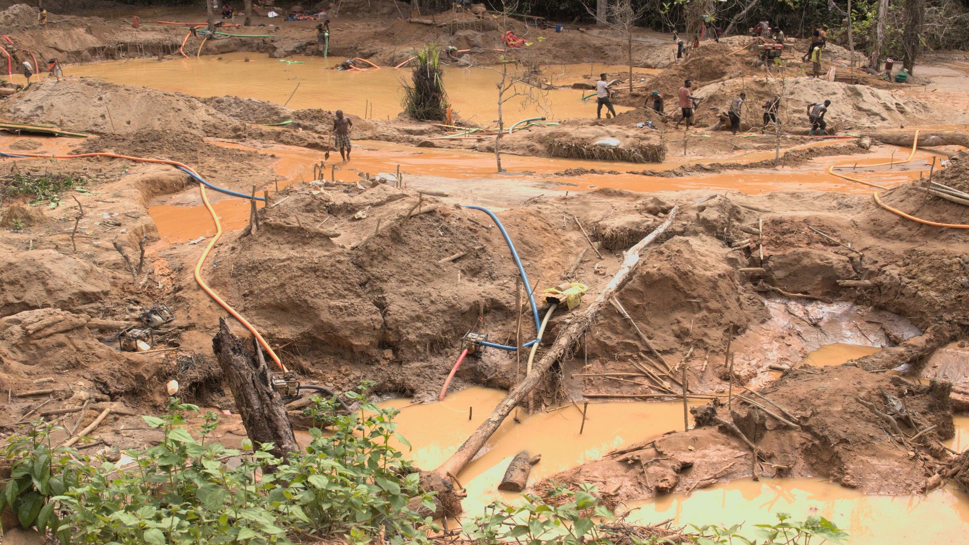 Artisanal miners of Liberia Artisanal miners in Salayea District, Lofa County.